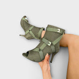 Elegantes sandalias altas con punta abierta