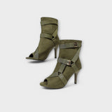 Elegantes sandalias altas con punta abierta