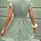 Vestido mini de mujer con escote en V y manga corta con detalle de ribete de crochet