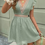 Vestido mini de mujer con escote en V y manga corta con detalle de ribete de crochet