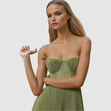 Adéla - Elegancia moderna con espalda descubierta