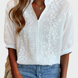 Blusa femenina con detalles de encaje y mangas abullonadas