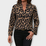 Kat | Blusa de leopardo de uso diario con escote en V