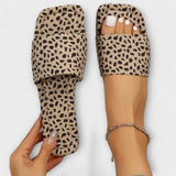 Zapatillas planas con estampado de leopardo
