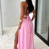 Elegante vestido maxi de invitada de boda con cuello halter y abertura en la pierna