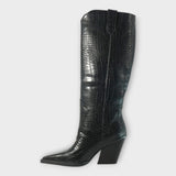 Diseño de zapatos de cocodrilo con elegante tacón