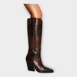Diseño de zapatos de cocodrilo con elegante tacón