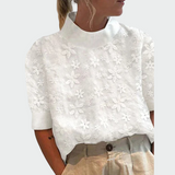 Camisa con cuello alto y bordado