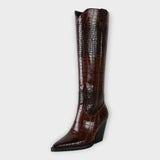 Diseño de zapatos de cocodrilo con elegante tacón