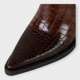 Diseño de zapatos de cocodrilo con elegante tacón
