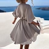 Vestido mini fluido con escote en V, mangas cortas y cintura alta para mujer
