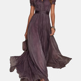 Flavia – Vestido largo morado con corte y acabado de encaje
