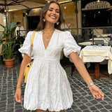 Vestido corto de mujer con mangas abullonadas y detalle texturizado