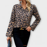 Camiseta con escote en patrón de leopardo