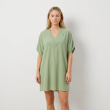 Mirabela Elegante vestido con escote en V drapeado